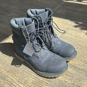 Timberland AF Icon, 6 inch boot. Blue. Women’s size 8. A13GY
